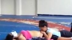 Deux Coquines: Surprise Au Gymnase - French Amateur Video